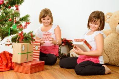 İki kız onların Noel hediye ile mutlu