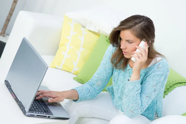 Menina bonita compras online — Fotografia de Stock