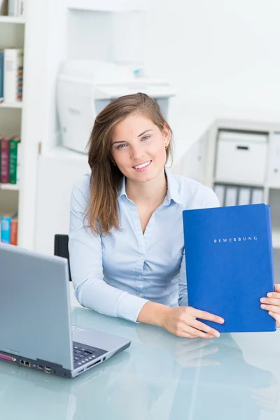 Close up portrait of beautiful woman showing her portfolio — Stock Photo, Image