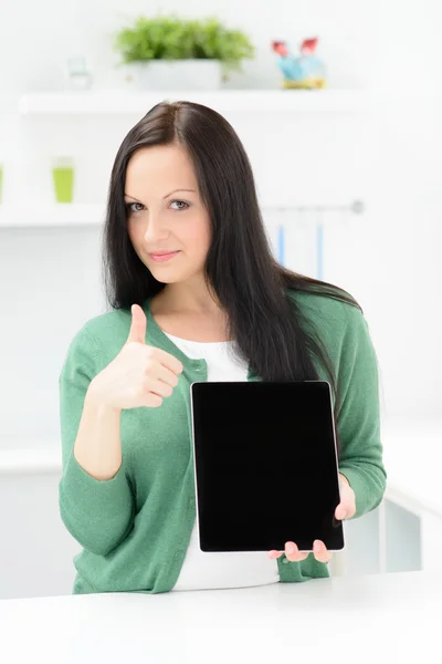 Frau arbeitet zu Hause am Tablet — Stockfoto