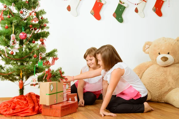 Dwie dziewczyny zadowolony z ich prezenty świąteczne — Zdjęcie stockowe