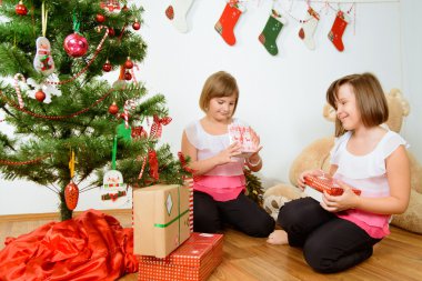 İki kız onların Noel hediye ile mutlu