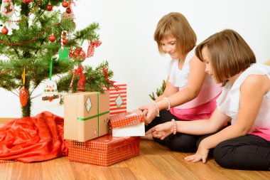 İki kız onların Noel hediye ile mutlu