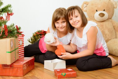 hediyeler ile Noel ağacı önünde iki kız