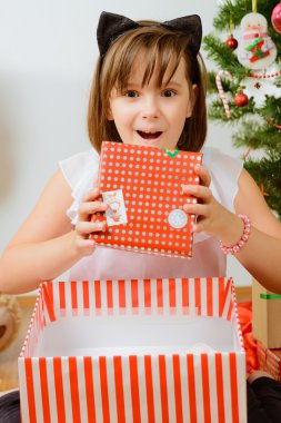  Noel hediyeleri ile şirin kız