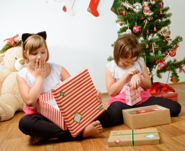 İki kız onların Noel hediye ile mutlu