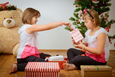 İki kız onların Noel hediye ile mutlu