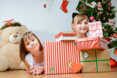 hediyeler ile Noel ağacı önünde iki kız