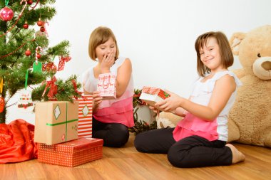 İki kız onların Noel hediye ile mutlu