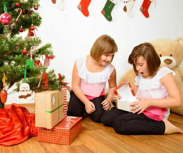 İki kız onların Noel hediye ile mutlu