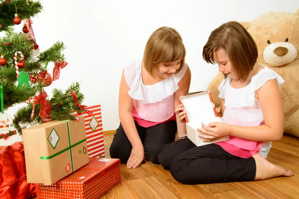 Två flickor nöjda med sina julklappar — Stockfoto