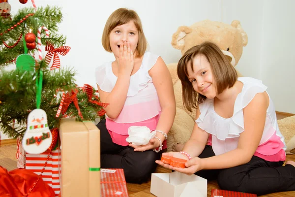 hediyeler ile Noel ağacı önünde iki kız