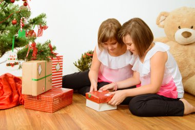 İki kız onların Noel hediye ile mutlu