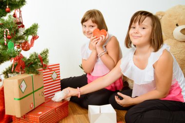 İki kız onların Noel hediye ile mutlu