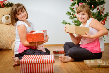 İki kız onların Noel hediye ile mutlu