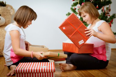 İki kız onların Noel hediye ile mutlu