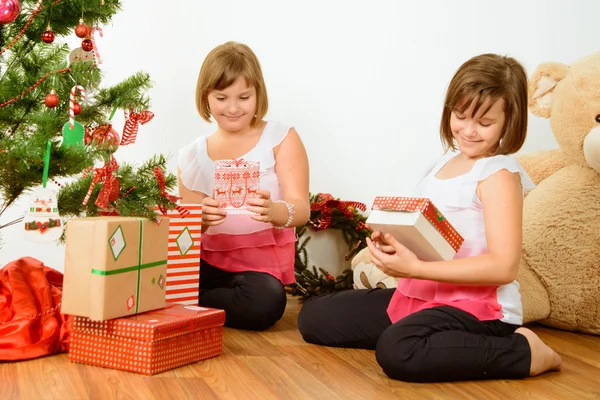 İki kız onların Noel hediye ile mutlu