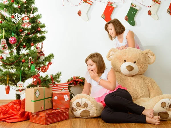 Duas meninas felizes com seus presentes de Natal — Fotografia de Stock