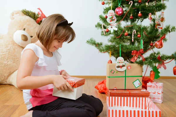 Χαριτωμένο κορίτσι με τα δώρα Χριστουγέννων — Φωτογραφία Αρχείου