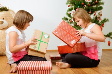 İki kız onların Noel hediye ile mutlu