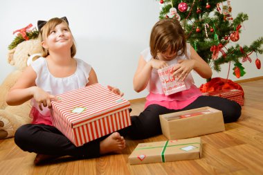 İki kız onların Noel hediye ile mutlu