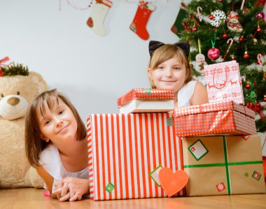 hediyeler ile Noel ağacı önünde iki kız