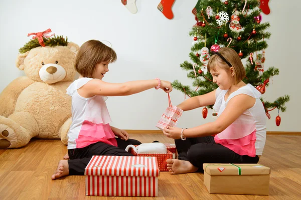 İki kız onların Noel hediye ile mutlu