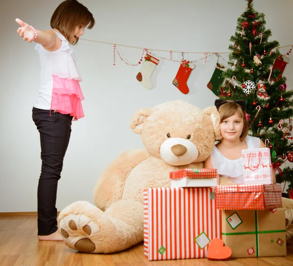 Δύο κορίτσια που είναι ευχαριστημένοι με τους Χριστουγεννιάτικα δώρα — Φωτογραφία Αρχείου