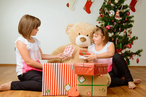 İki kız onların Noel hediye ile mutlu