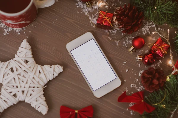 Téléphone portable en décoration de Noël rétro avec calendrier — Photo