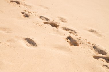 ayak izleri ile altın kum plaj