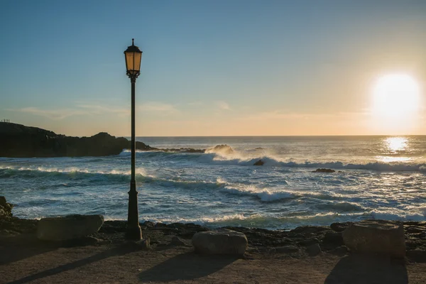 Západ slunce v Atlantiku s pouliční lampa — Stock fotografie