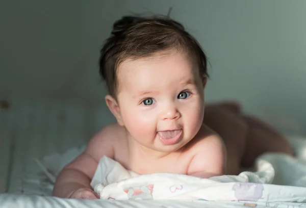 Bebe Mignon Avec Les Cheveux Noirs Visage Enfance Stock Photo Bebe Mignon Avec Les Cheveux Noirs Visage Enfance Stock Photo