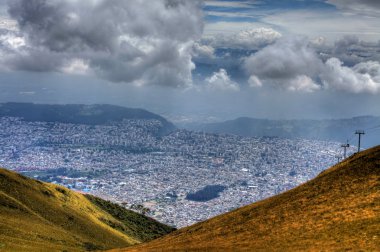 Quito, Ekvator şehir üzerinde seyir dağlardan bir görünüm