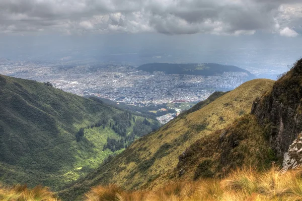 Una vista desde las alturas mirando hacia la ciudad de Quito, Ecuador —  Fotos de Stock