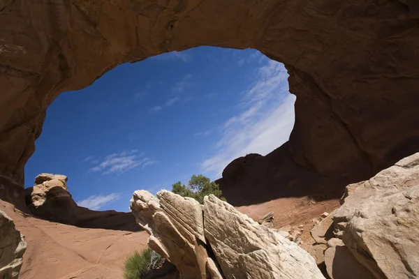 Сломанная арка в национальном парке Arches, штат Юта — стоковое фото