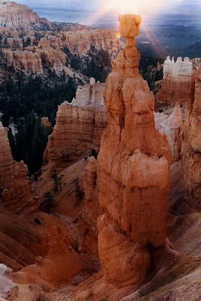 Eerste zonnestralen op Thor van Hammer in Bryce National Park — Stockfoto