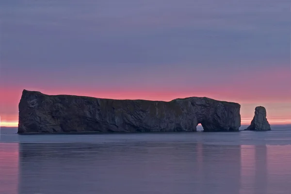 Perce Rock, Quebec güneş doğarken — Stok fotoğraf