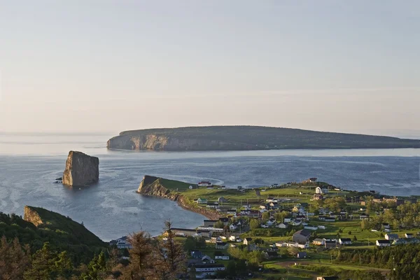 Weergave van Perce dorp en Perce Rock, Gaspé — Stockfoto