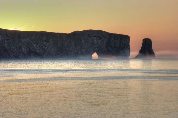 Nebliger Sonnenaufgang am Perce Rock, Quebec — Stockfoto