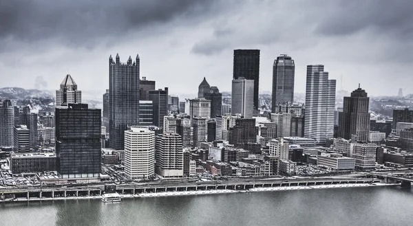 Amplia vista del horizonte de Pittsburgh en tormenta de nieve —  Fotos de Stock