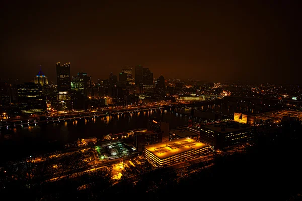 在晚上的匹兹堡市中心 — 图库照片
