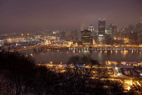 Lo skyline di Pittsburgh, Pennsylvania di notte — Foto Stock