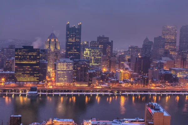 Pittsburgh, Pennsylvania centrum på natten — Stockfoto