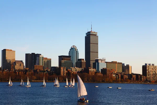 Boston, Massachusetts skyline con barche a vela — Foto Stock