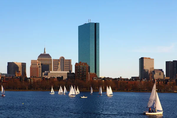 Boston, Massachusetts centro città con barche a vela di fronte — Foto Stock