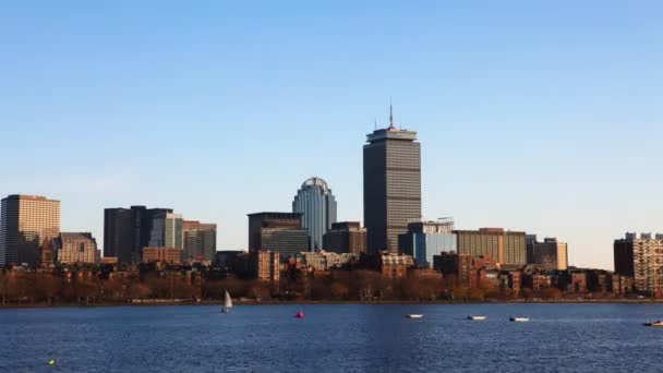 Timelapse Boston centro de la ciudad con veleros en primer plano — Vídeos de Stock