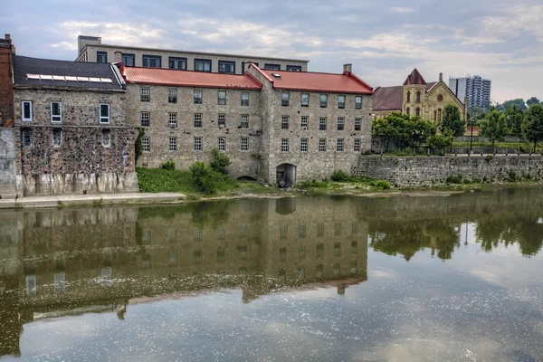 Moinho velho ao longo de Grand River, Cambridge, Ontário, Canadá — Fotografia de Stock