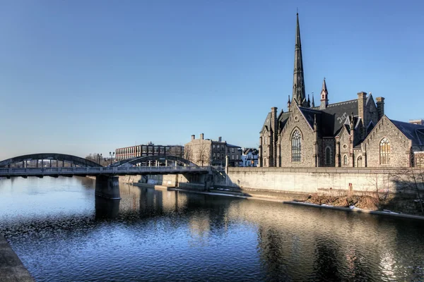 Iglesia a lo largo de Grand River, Cambridge, Ontario, Canadá —  Fotos de Stock