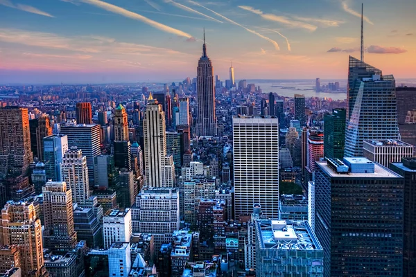 Alacakaranlıkta Manhattan siluetinin manzarasına